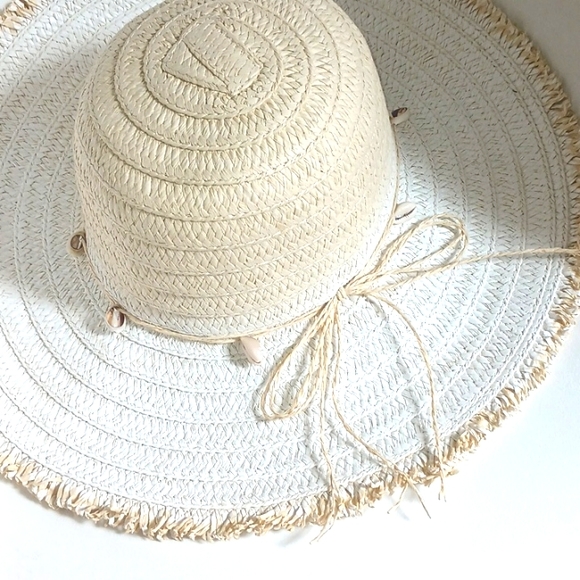BETSEY JOHNSON WHITE SINOSKY STRAW HAT - Picture 2 of 4